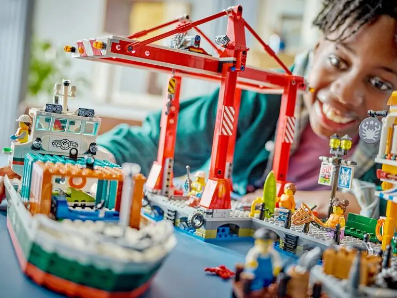 LEGO City 60422 Haven met vrachtschip