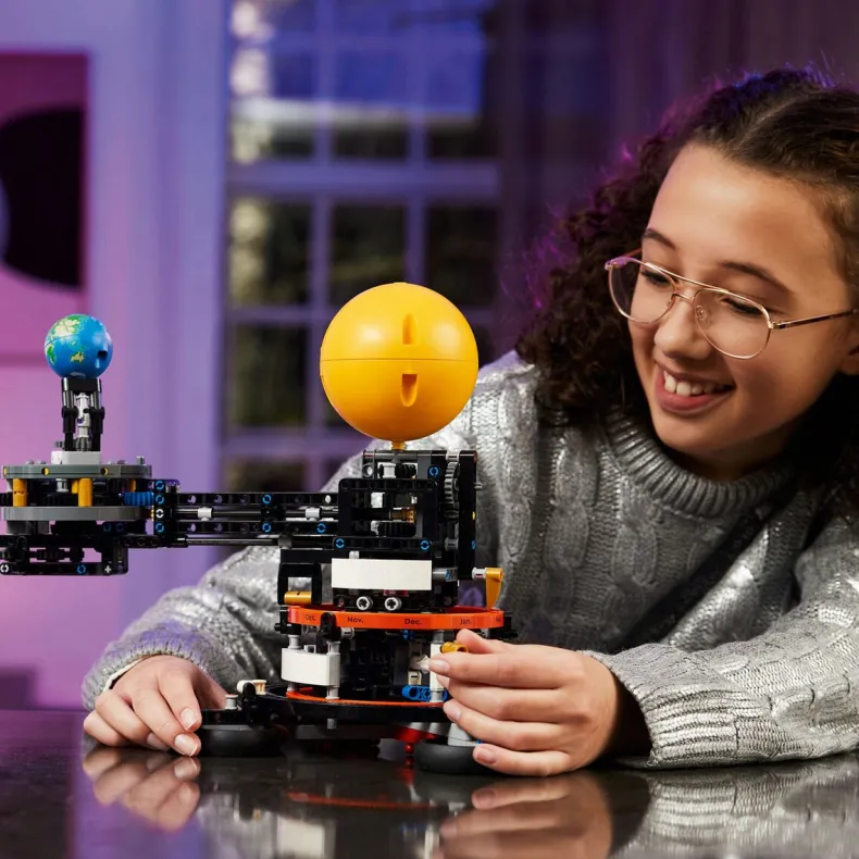 LEGO Technic 42179 De aarde en de maan in beweging