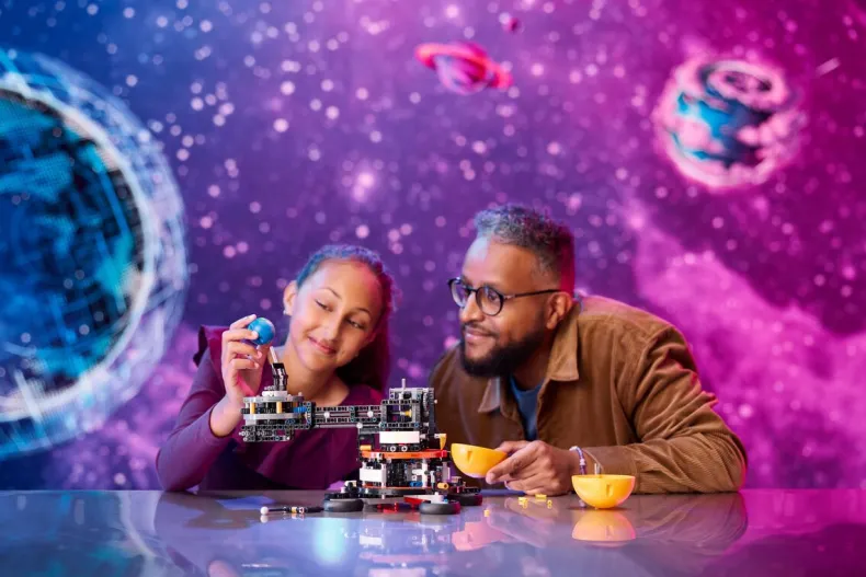 LEGO Technic 42179 De aarde en de maan in beweging