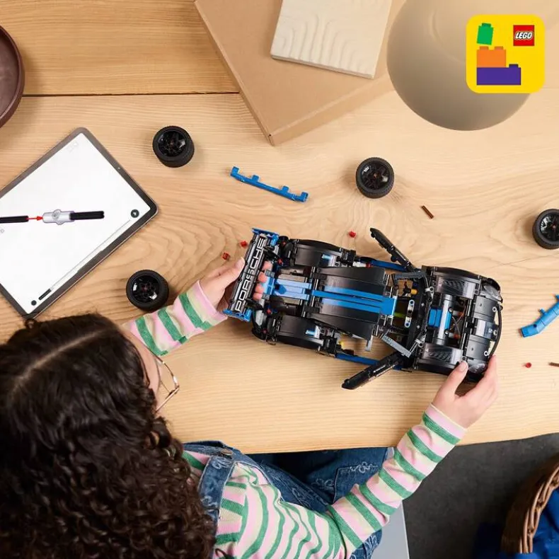 LEGO Technic 42176 Porsche GT4 e-Performance racewagen