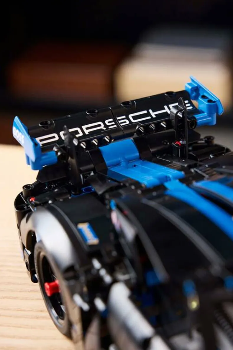 LEGO Technic 42176 Porsche GT4 e-Performance racewagen