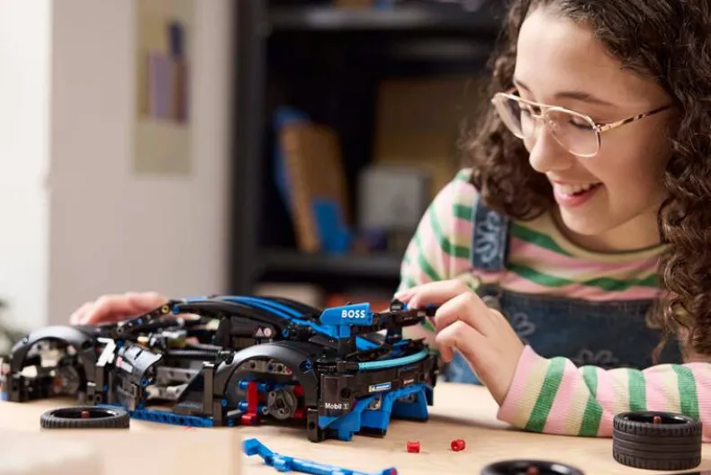 LEGO Technic 42176 Porsche GT4 e-Performance racewagen